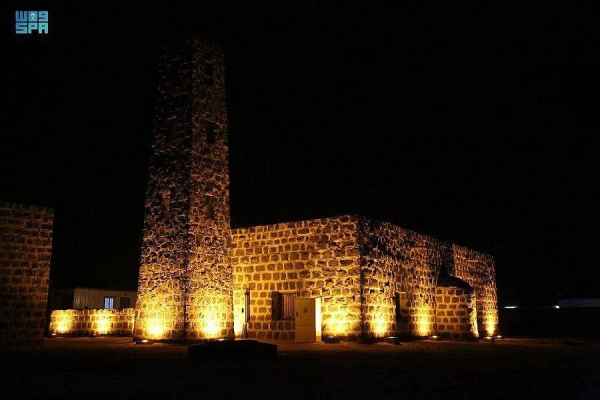 The historic Al-Issawiyah Mosque is located in the middle of the Al-Issawiya Center in the Al-Jouf region, which is about 90 km east of the Qurayyat governorate, and about 40 km west of the Tabarjal.