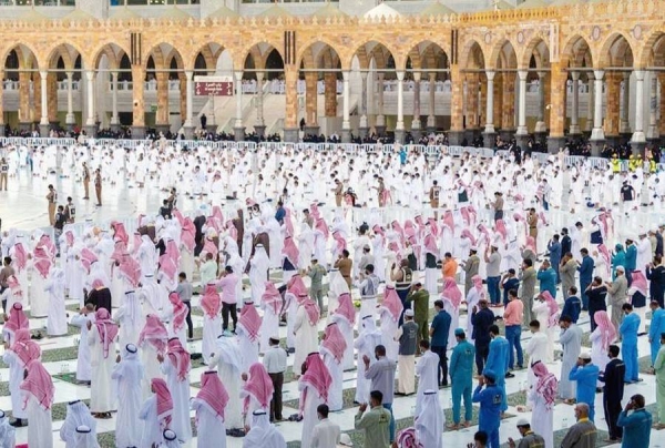 Muslims performed Eid Al-Fitr prayer throughout the Kingdom of Saudi Arabia on Thursday morning.