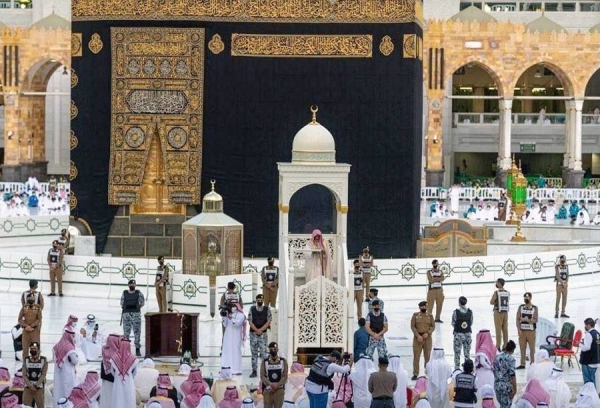 Muslims performed Eid Al-Fitr prayer throughout the Kingdom of Saudi Arabia on Thursday morning.