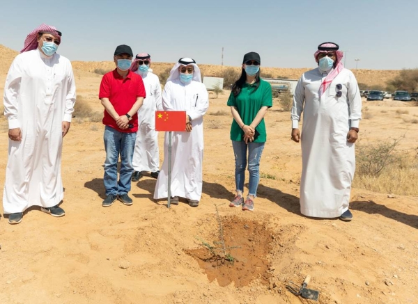 China’s Ambassador Chen Weiqing and representatives of Chinese companies operating in the Kingdom participate in the afforestation works in the Huraymila National Park, in the presence of the National Center for Vegetation Cover and Combating Desertification (NCVCCD) President Dr. Khaled Al-Abdulkadir and a number of other participants.
