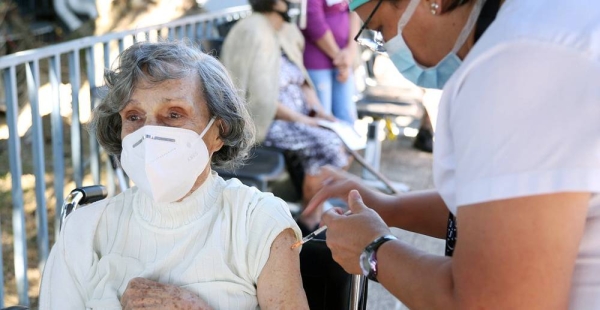 An elderly woman receives her COVID-19 vaccination in Costa Rica. — courtesy PAHO