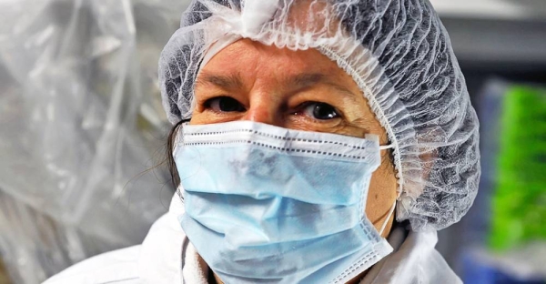 A hospital kitchen worker in France prepares meals for patients. — courtesy ILO Photo/Marcel Crozet