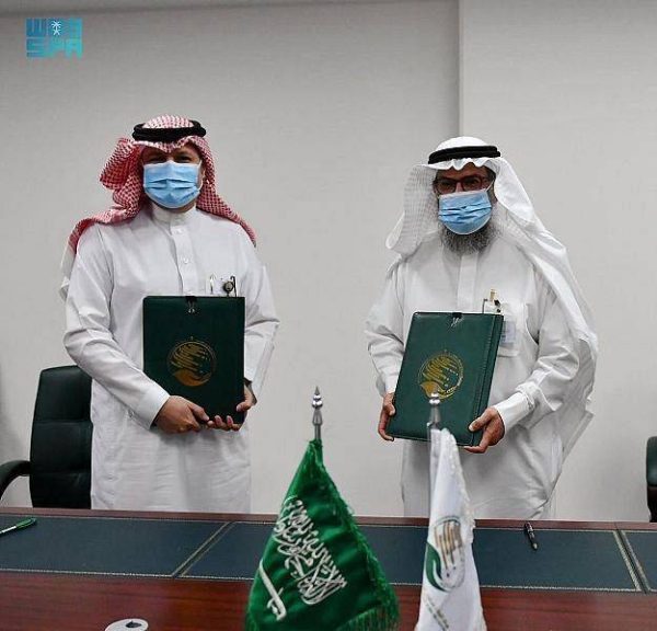 The agreement was signed by KSrelief Assistant General Supervisor for Planning and Development Dr. Aqeel Bin Jamaan Al-Ghamdi and Secretary-General of the Al-Basar Foundation Dr. Adel bin Abdulaziz Al-Rashoud at the KSrelief headquarters in Riyadh.