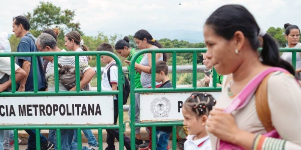 Migrants cross from Venezuela into Cucuta, Colombia. — courtesy UNICEF/Santiago Arcos.