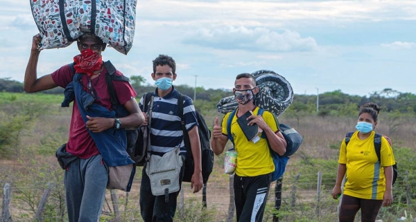 Venezuelan refugees make their way to the Colombian border town of La Guajira. — courtesy PAHO/Karen González Abril