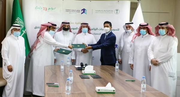 Ahmed Al Ayadah, deputy minister – MEWA, along with Dr. Abdullah Kadman, chairman of Cooperative Societies Council and Shehim Mohammed, director of LuLu Saudi Hypermarkets, at the agreement signing between LuLu Hypermarket and Cooperative Societies Council for the betterment of local farmers in the Kingdom.