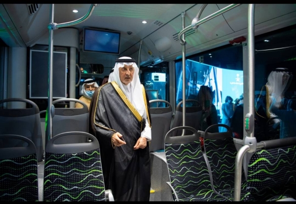 Prince Khalid Al-Faisal, advisor to the Custodian of the Two Holy Mosques, governor of Makkah Region, inaugurated, on the sidelines of the Digital Region Projects Exhibition, the prototype of public transport bus in Makkah.