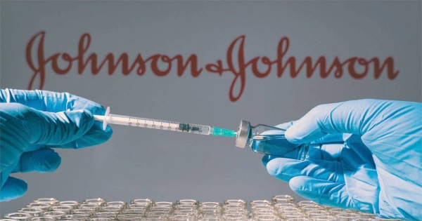 A health worker prepares to administer a shot of the American vaccine Johnson and Johnson.