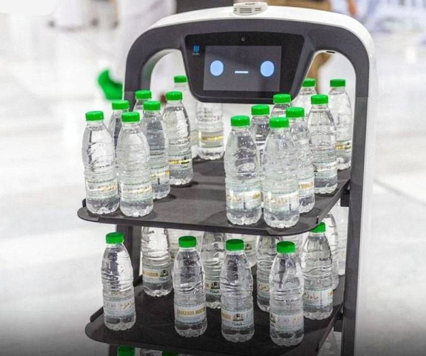Smart robot distributes bottles of Zamzam water at Grand Mosque - Saudi Gazette