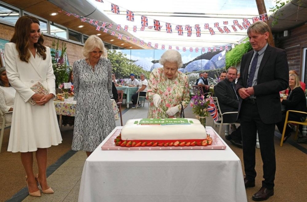 Queen Elizabeth had both raised eyebrows and amused people by insisting on using a ceremonial sword to cut one of her birthday cakes. — courtesy Twitter