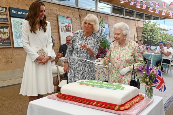 Queen Elizabeth had both raised eyebrows and amused people by insisting on using a ceremonial sword to cut one of her birthday cakes. — courtesy Twitter