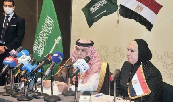Minister of Commerce and Acting Minister of Media Dr. Majid Bin Abdullah Al-Qasabi and Egyptian Minister of Trade and Industry Nevine Gamea hold a press conference at the conclusion of the 17th session of the Saudi-Egyptian Joint Committee in Cairo on Monday.