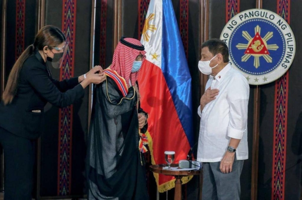 Philippine President Rodrigo Duterte on Monday conferred the Order of Sikatuna with the rank of Datu on outgoing Saudi Arabia’s Ambassador to the Philippines Dr. Abdullah Al-Bussairy.