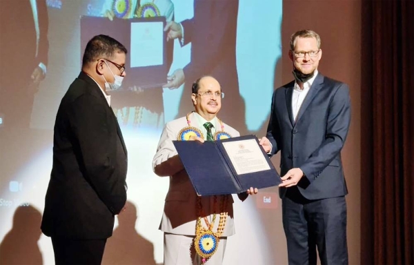 Indian Ambassador Dr. Ausaf Sayeed and Abdullah Faisal Hammad, Director General, Leaders Development Institute, Ministry of Sports, Saudi Arabia, during the signing ceremony of a MoU on yoga cooperation in Riyadh.