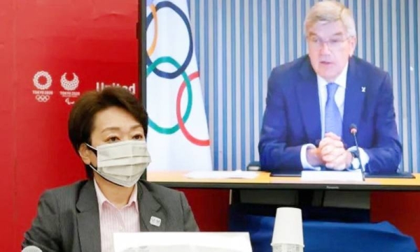 Tokyo 2020 President Seiko Hashimoto and IOC President Thomas Bach on screen, greet each other during a five-party meeting Monday.