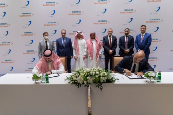 Michel Atallah CEO of Siemens Healthineers SA (on the right) with Abdulaziz Almajed CEO of Sajaya medical care services.