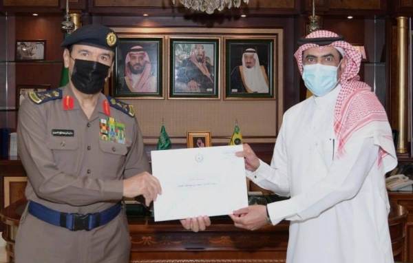 Director-General of Civil Defense Lt. Gen. Suleiman Al-Amr received Alit at his office and presented to him the honor from the interior minister for his efforts in saving the building’s occupants from the fire.