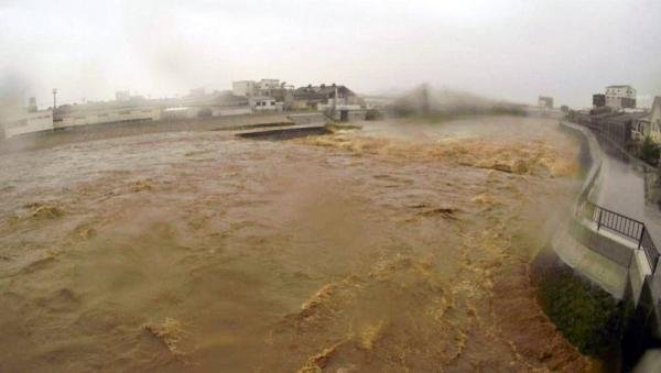 Black water mixed with soil and sand flowing rapidly from the top of a mountain at about 10:30 a.m. in Atami, Shizuoka Prefecture. — courtesy Twitter