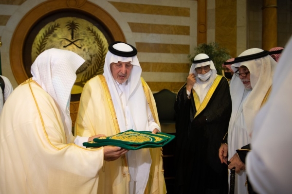 On behalf of the Custodian of the Two Holy Mosques King Salman, Makkah Emir Prince Khalid Al-Faisal, advisor to Custodian of the Two Holy Mosques, handed over the kiswa (cover) of the Holy Kaaba to Saleh Al-Shaibi, senior keeper of Kaaba, at a ceremony held at his emirate office in Jeddah on Sunday.