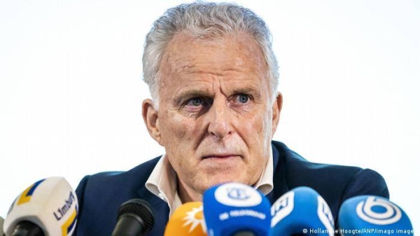 Dutch crime journalist Peter De Vries, who was shot in Amsterdam on July 6, has died of his injuries, his family says.