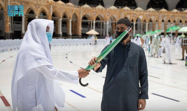 The General Presidency for the Affairs of the Two Holy Mosques distributed on Friday 12,000 umbrellas to worshipers and workers at the Grand Mosque as part of initiatives launched by the presidency in preparation for this year’s Hajj season, the Saudi Press Agency reported.