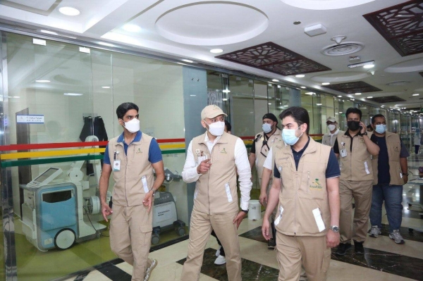 Director-General of Health Affairs in the Makkah region Dr. Wael Bin Hamza Mutair, who is also the chairman of the Hajj and Umrah Executive Committee, visited health facilities located in the central region along with a number of health officials to monitor their readiness after the arrival of the first group of pilgrims for this year’s Hajj.