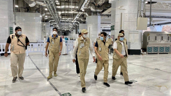 Director-General of Health Affairs in the Makkah region Dr. Wael Bin Hamza Mutair, who is also the chairman of the Hajj and Umrah Executive Committee, visited health facilities located in the central region along with a number of health officials to monitor their readiness after the arrival of the first group of pilgrims for this year’s Hajj.