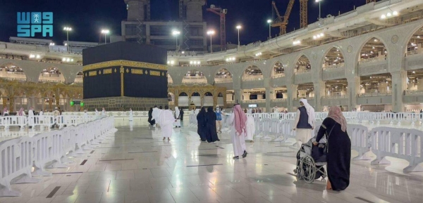 After the successful completion of the Hajj season, the first batch of Umrah pilgrims arrived at the Grand Mosque early Sunday, adhering to coronavirus precautionary measures, the Saudi Press Agency reported.
