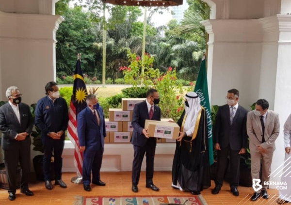 The Malaysian foreign minister thanked Saudi Arabia for the generous aid during a joint conference with the Kingdom’s Ambassador to Malaysia Mahmoud Hussien Saeed Qattan on Friday. 
