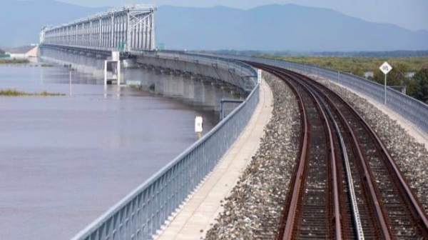 The new railway bridge connects Nizhneleninskoye in Russia with the border city of Tongjiang in Heilongjiang. — courtesy Xinhua