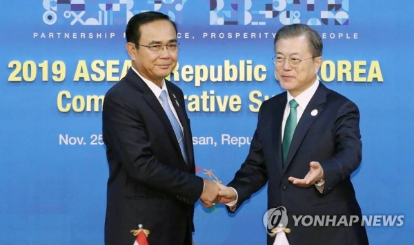 This file photo shows South Korean President Moon Jae-in (R) shaking hands with Thai Prime Minister Prayut Chan-ocha during a meeting in Busan, 450 kilometers southeast of Seoul, on Nov. 25, 2019. — courtesy Yonhap