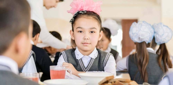 A 9-year-old girl eats lunch at a primary school in Turkestan city, Kazakhstan. — courtesy UNICEF/Kaliyev