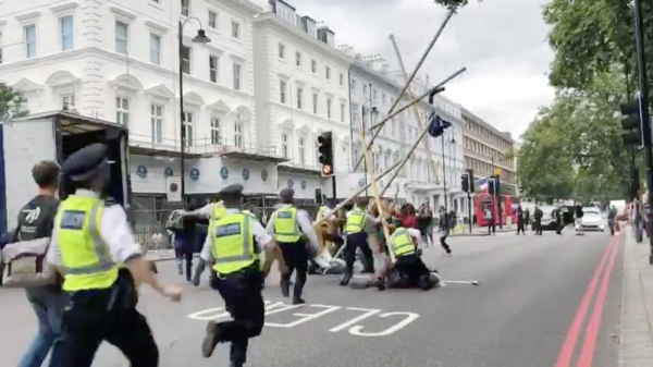 The “Extension Rebellion” organized a demonstration near the Tower Bridge, London, in which they demanded that governments and companies take urgent action to curb climate change.