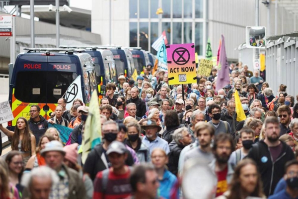 The “Extension Rebellion” organized a demonstration near the Tower Bridge, London, in which they demanded that governments and companies take urgent action to curb climate change.
