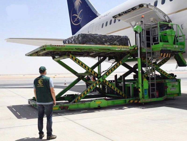 An aid airplane Wednesday left the King Khalid International Airport in Riyadh laden with 2,000 medical oxygen cylinders for Tunis, representing the first batch of oxygen and its supplies.