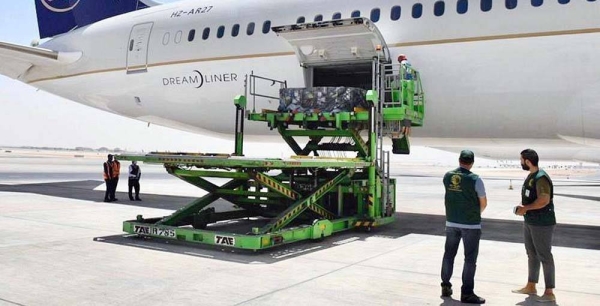 An aid airplane Wednesday left the King Khalid International Airport in Riyadh laden with 2,000 medical oxygen cylinders for Tunis, representing the first batch of oxygen and its supplies.