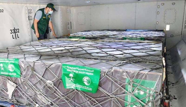 An aid airplane Wednesday left the King Khalid International Airport in Riyadh laden with 2,000 medical oxygen cylinders for Tunis, representing the first batch of oxygen and its supplies.