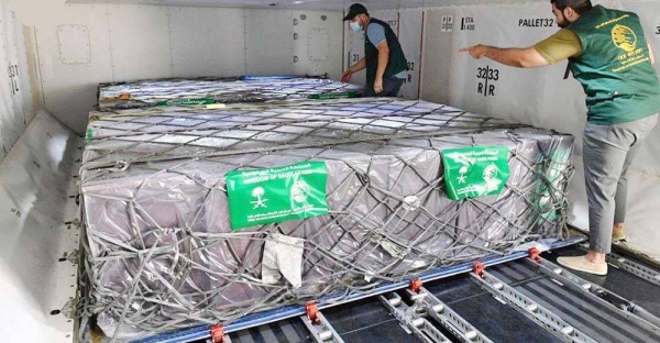 An aid airplane Wednesday left the King Khalid International Airport in Riyadh laden with 2,000 medical oxygen cylinders for Tunis, representing the first batch of oxygen and its supplies.