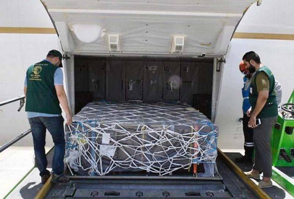 An aid airplane Wednesday left the King Khalid International Airport in Riyadh laden with 2,000 medical oxygen cylinders for Tunis, representing the first batch of oxygen and its supplies.