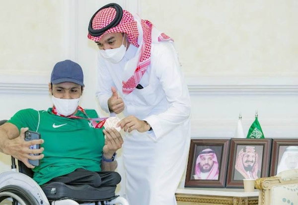 Minister of Sports Prince Abdulaziz Bin Turki Al-Faisal, who is also the president of SAOC, welcomed in his office in Riyadh on Monday the Saudi athletics champion Abdulrahman Al-Qurashi.