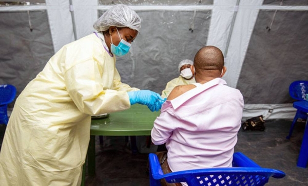 A health worker in Mali prepares one of 396,000 COVID-19 vaccine doses supplied to the West African country through the COVAX Facility. — courtesy UNICEF/Seyba Keïta
