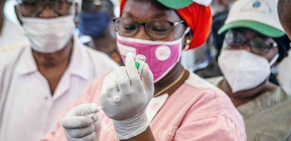A health worker in Mali prepares one of 396,000 COVID-19 vaccine doses supplied to the West African country through the COVAX Facility. — courtesy UNICEF/Seyba Keïta