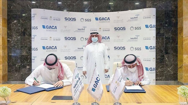 The SACA CEO Abdulmohsen Bin Yousef Qashgari and Saudi Ground Services Company CEO Raed Bin Hassan Al-Idrisi sign the deal.