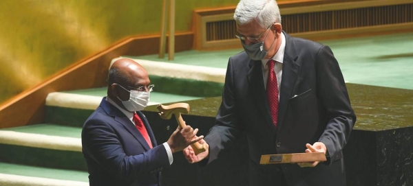Volkan Bozkir (R), President of the 75th session of the UN General Assembly, hands the gavel over to Abdulla Shahid, President of the 76th session of the United Nations General Assembly. -- UN photo