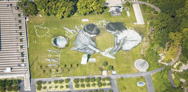 
An aerial view over the UN headquarters in NY shows the giant 11'000 square meters (118'000 sq ft) biodegradeable ephemeral fresco 