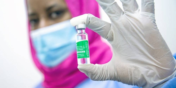 A nurse holds a dose of vaccine at Sheikh Zayed Hospital in Nouakchott, Mauritania. — courtesy UNICEF/Raphael Pouget