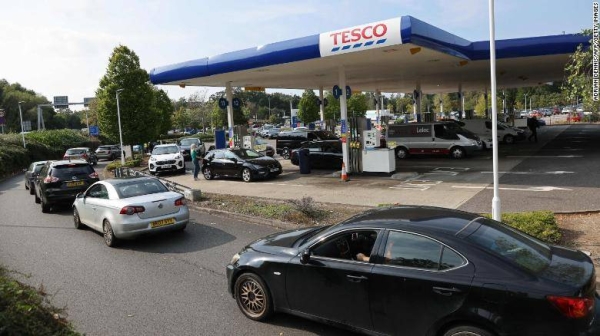 Motorists line up for fuel at a station off the M3 motorway near Fleet, west of London on September 26, 2021.