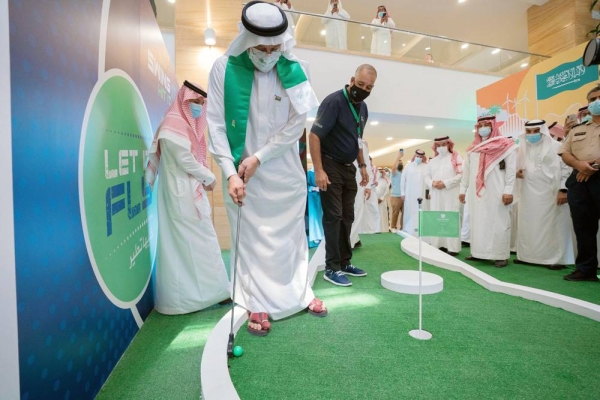 Minister of Education Hamad Al Sheikh presenting award to Olympian Tarek Hamdi.