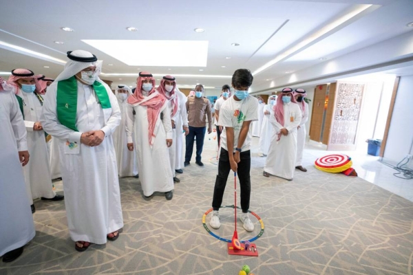 Minister of Education Hamad Al Sheikh presenting award to Olympian Tarek Hamdi.