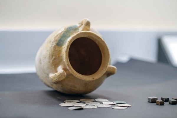 A local team from the Sharjah Archaeology Authority has discovered several old Islamic coins in the central region of Sharjah, consisting of rare silver dirhams dating back to the Abbasid Dynasty.